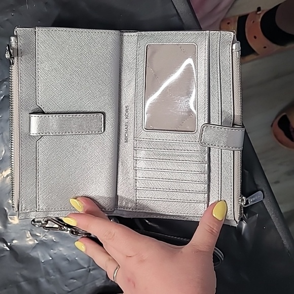 Micheal Kors Silver wristlet - Picture 5 of 7